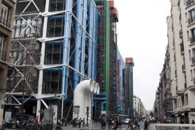 PARIS, FRANCE - 26 Mart 2016: Centre Georges Pompidou, Paris. Georges Pompidou Merkezi dünyanın en ünlü modern sanat müzelerinden biridir..