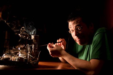 Genç adam tamir bilgisayar 