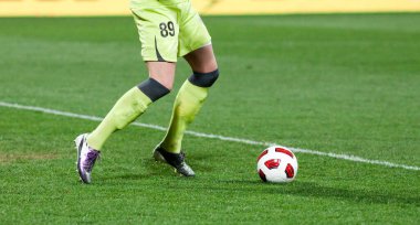 Futbol oyuncularının futbol için savaştığı pankart