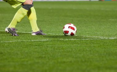 Futbol oyuncularının futbol için savaştığı pankart