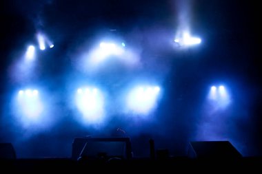 Sahne ışıkları olan boş karanlık sahne