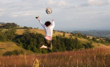 Genç bir kadın sahaya atlıyor.