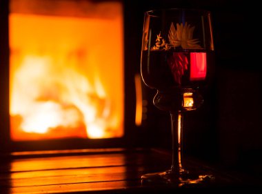 Şöminenin önünde şarap kadehi