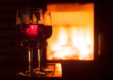 Şöminenin önünde şarap kadehi