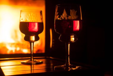Şöminenin önünde şarap kadehi