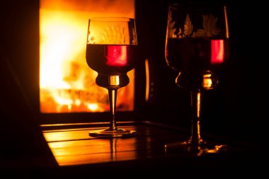 Şöminenin önünde şarap kadehi