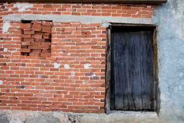 Binanın eski kırmızı tuğla duvarı 