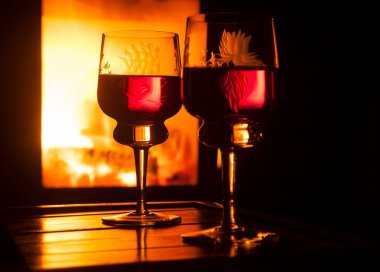 Şöminenin önünde şarap kadehi