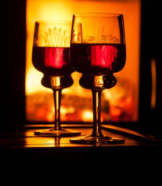 Şöminenin önünde şarap kadehi