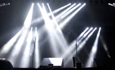 Sahne ışıkları olan boş karanlık sahne