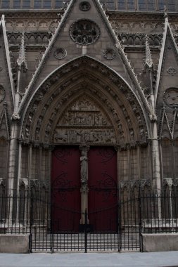 Bir katedralin cephesi 