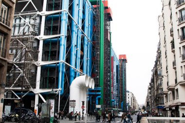 PARIS, FRANCE - 26 Mart 2016: Centre Georges Pompidou, Paris. Georges Pompidou Merkezi dünyanın en ünlü modern sanat müzelerinden biridir..
