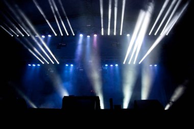 Sahne ışıkları olan boş karanlık sahne