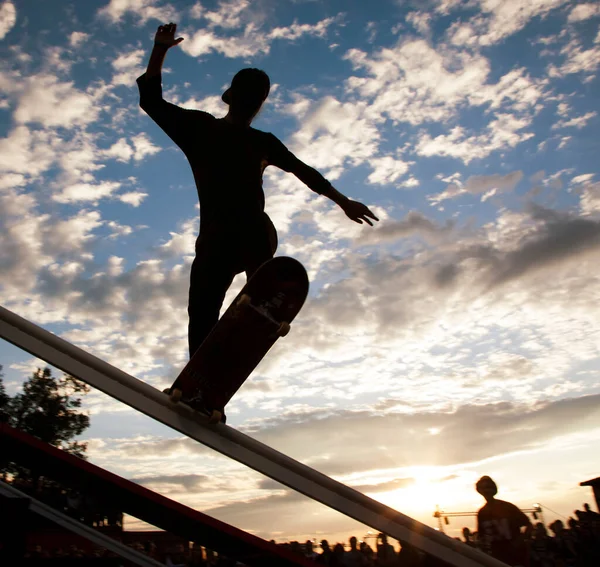 Силуэт Человека Прыгающего Конька Закатное Небо — стоковое фото