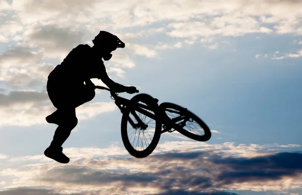 Σιλουέτα Ενός Ανθρώπου Που Κάνει Άλμα Ποδήλατο Ενάντια Στον Ουρανό — Φωτογραφία Αρχείου