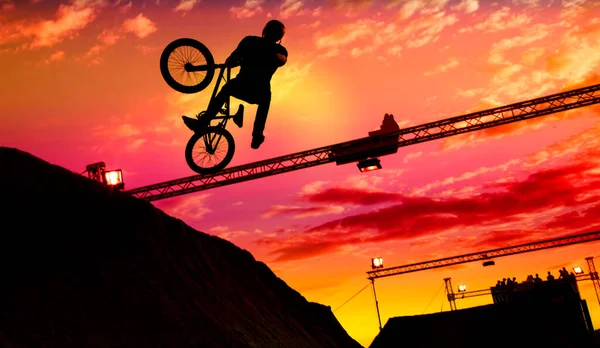 Silueta Hombre Haciendo Salto Con Una Bicicleta Contra Cielo Del — Foto de Stock