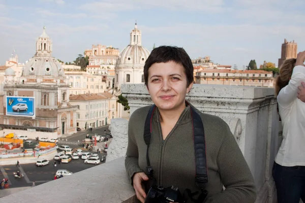 Roma Sokaklarında Genç Bir Kadın — Stok fotoğraf