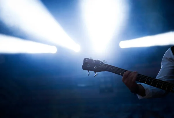 Silhouette Uomo Con Una Chitarra — Foto Stock