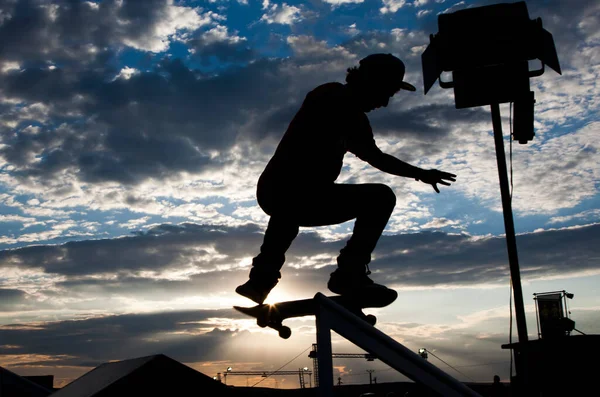 Silhueta Homem Fazendo Salto Com Skate Contra Céu Por Sol — Fotografia de Stock