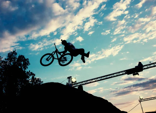 Silhueta Homem Fazendo Salto Com Uma Bicicleta Contra Céu Por — Fotografia de Stock