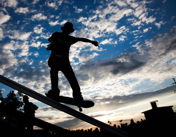 Silhueta Homem Fazendo Salto Com Skate Contra Céu Por Sol — Fotografia de Stock