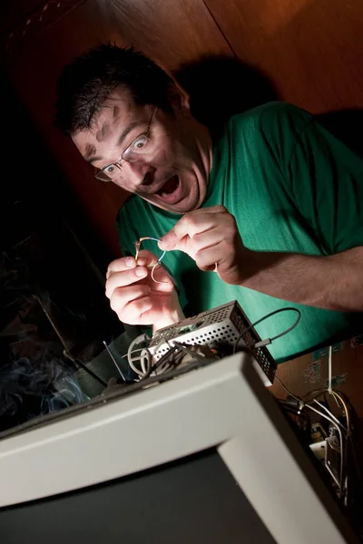 若い男修理コンピューター — ストック写真