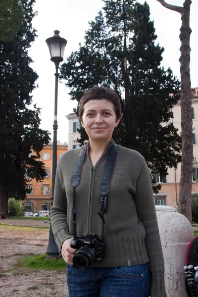 Roma Sokaklarında Genç Bir Kadın — Stok fotoğraf