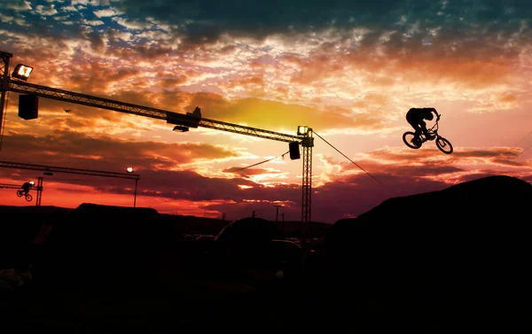 Silhouette Eines Mannes Beim Sprung Mit Dem Fahrrad Gegen Den — Stockfoto