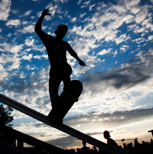 Silueta Hombre Haciendo Salto Con Patín Contra Puesta Del Sol — Foto de Stock