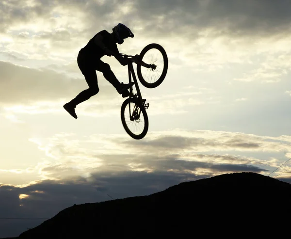 Silhueta Homem Fazendo Salto Com Uma Bicicleta Contra Céu Por — Fotografia de Stock