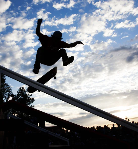 Silhueta Homem Fazendo Salto Com Skate Contra Céu Por Sol — Fotografia de Stock
