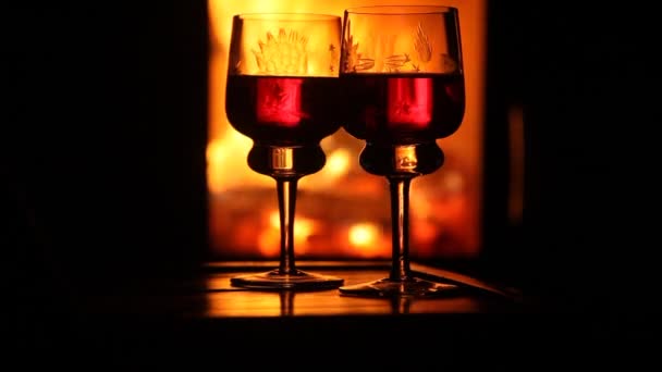 Ποτήρια Κρασιού Και Μια Φλόγα Που Καίει — Αρχείο Βίντεο