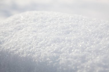 Karla kaplı yerde kar var.