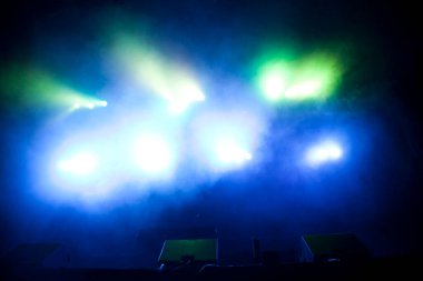 Sahne ışıkları olan boş karanlık sahne