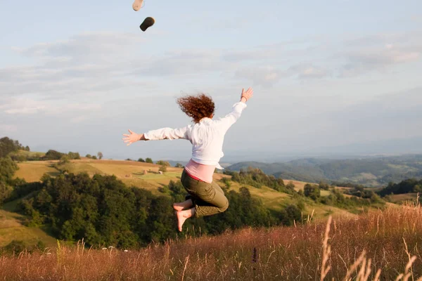 Mujer Joven Saltando Campo — Foto de Stock