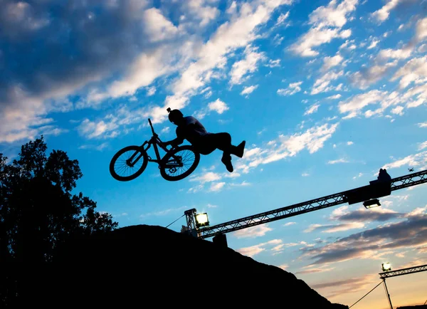 Sylwetka Mężczyzny Skaczącego Rowerem Przed Zachodem Słońca — Zdjęcie stockowe