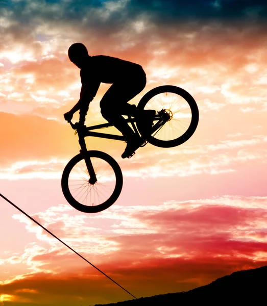 Silhueta Homem Fazendo Salto Com Uma Bicicleta Contra Céu Por — Fotografia de Stock