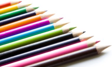 Beyaz arkaplanda izole edilmiş renkli kalemler