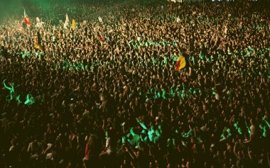 Konserde kalabalık - Parlak sahne ışıkları içinde tezahürat yapan kalabalık