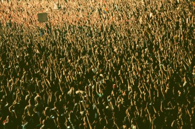 Konserde kalabalık - Parlak sahne ışıkları içinde tezahürat yapan kalabalık