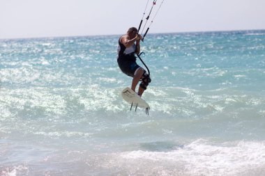 Sahilde kürek çeken bir adam.