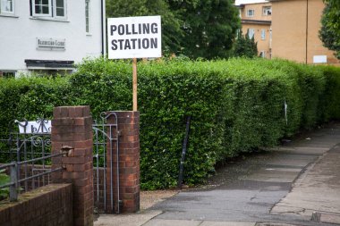 LONDON, UNITED KINGDOM - 8 Haziran 2017: 8 Haziran 2017 'de İngiltere' nin Güney Londra kentinde yapılan genel seçimlerde bir sandık merkezi tabelası asıldı.