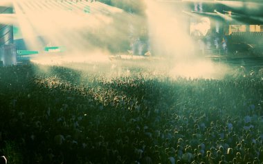 Konserde kalabalık - Parlak sahne ışıkları içinde tezahürat yapan kalabalık