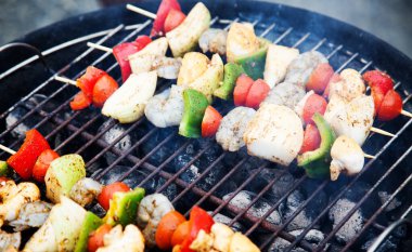 Izgara deniz ürünleri şişleri.