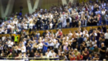 Basketbol sahasındaki kalabalığın geçmişi bulanık. 