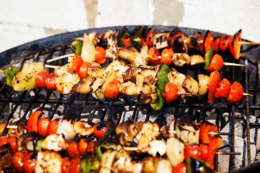 Izgara deniz ürünleri şişleri.