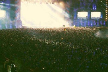 Konserde kalabalık - Parlak sahne ışıkları içinde tezahürat yapan kalabalık