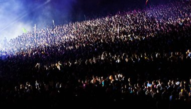 Konserde kalabalık - Parlak sahne ışıkları içinde tezahürat yapan kalabalık