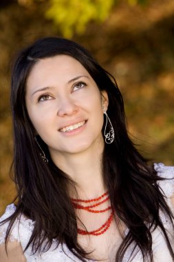 Parkta beyaz elbiseli güzel bir gelin.