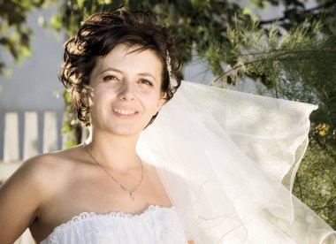 Duvağı olan güzel bir gelinin portresi